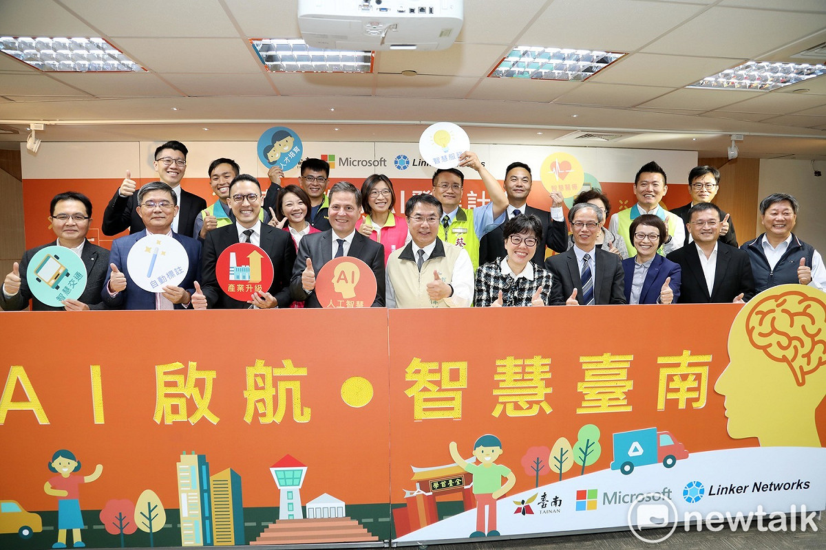 台南市長黃偉哲攜手微軟大中華區董事長Alain Crozier、台灣微軟總經理孫基康及Linker Networks創辦人謝源寶，推動「台南市政府AI發展計畫」。 圖：黃博郎／攝