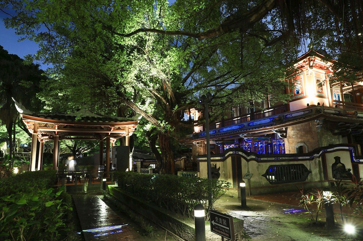 不只燈光秀，林家花園夜間也有多處浪漫點燈。 圖：新北市文化局／提供