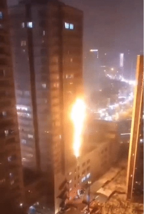 瀋陽一處住宅區昨日晚間發生大火，起火的是社區內的兩棟高樓。 圖/翻攝自微信公眾號