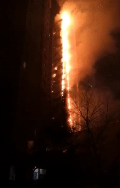 消防員透露，由於消防通道被堵，導致無法在初期控制火勢。 圖/翻攝自微信公眾號