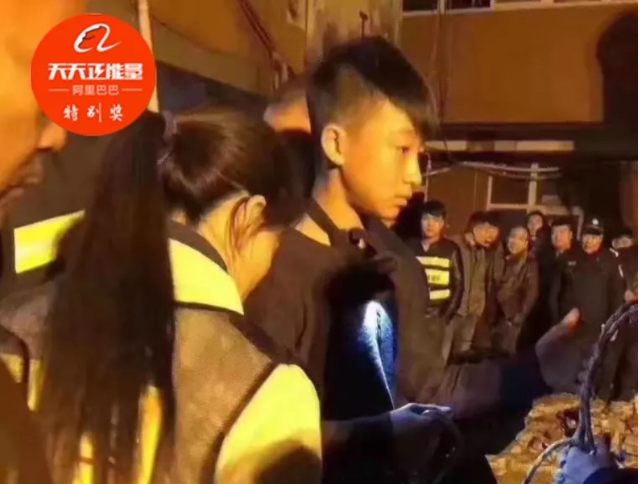自願下井救出3歲女童的英勇少年王泯燃。 圖：翻攝自微信