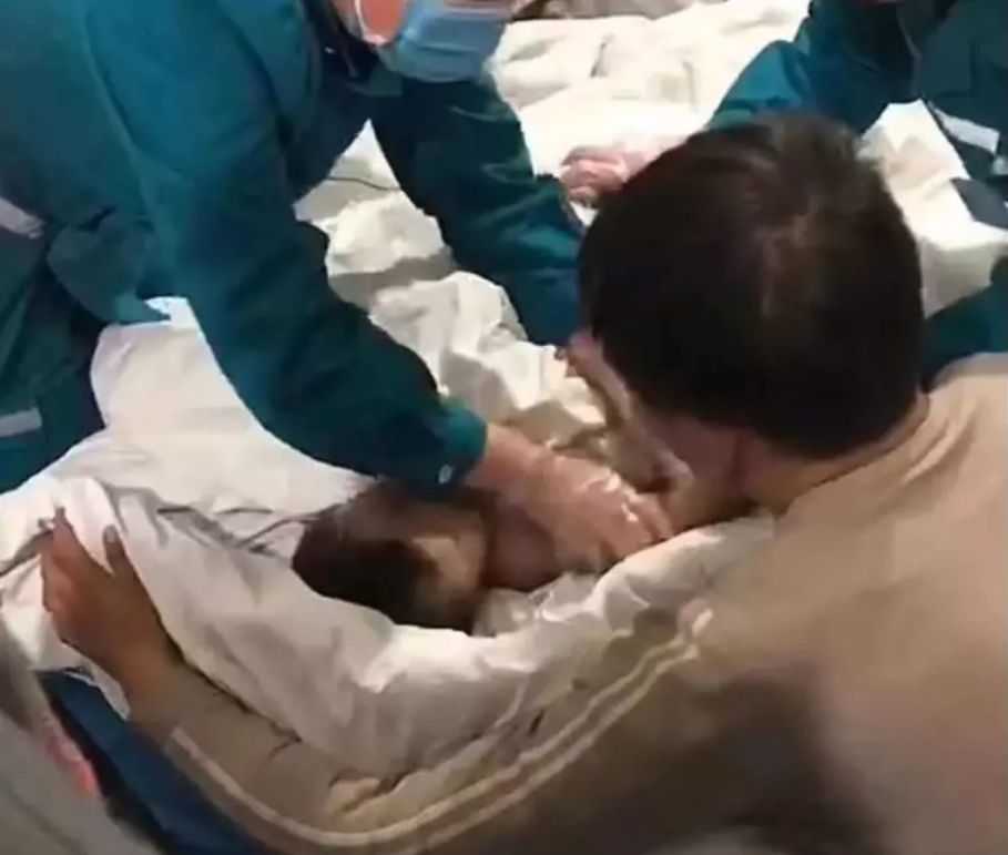 王泯燃最終成功救出女童，經醫護人員初步檢查後，表示身體並無大礙。 圖：翻攝自微信