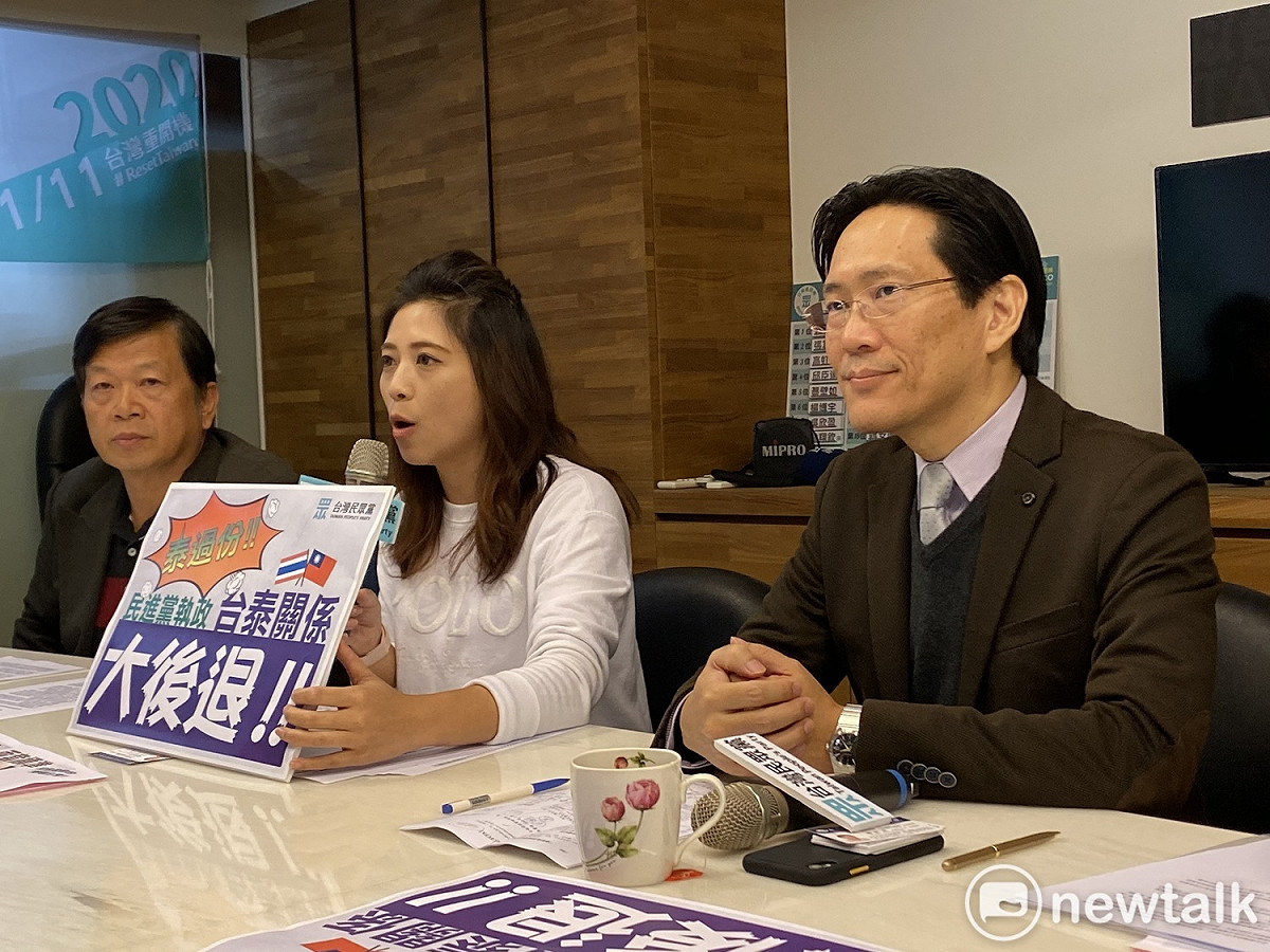 民眾黨今召開記者會抨擊泰簽新制。左起為台北市旅行商業同業公會簽證委員會主委蕭勤建、民眾黨不分區立委參選人陳思宇、張其祿。 圖：周煊惠/攝