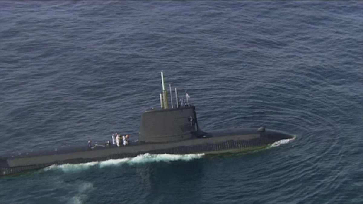 日本副首相兼財務大臣麻生太郎今年5月登上海上自衛隊潛艦出海「體驗」，由於當天適逢部隊休假的週六，遭批把自衛隊當私人物品。 圖 : 翻攝自youtube