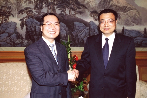 2011年７月，許智明(左)訪問遼寧省，時任省委書記李克強(右)親自接待。 圖：翻攝新浪網