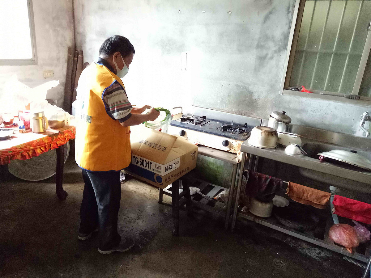 張水文為弱勢民眾裝瓦斯爐。 圖：新北市勞工局提供
