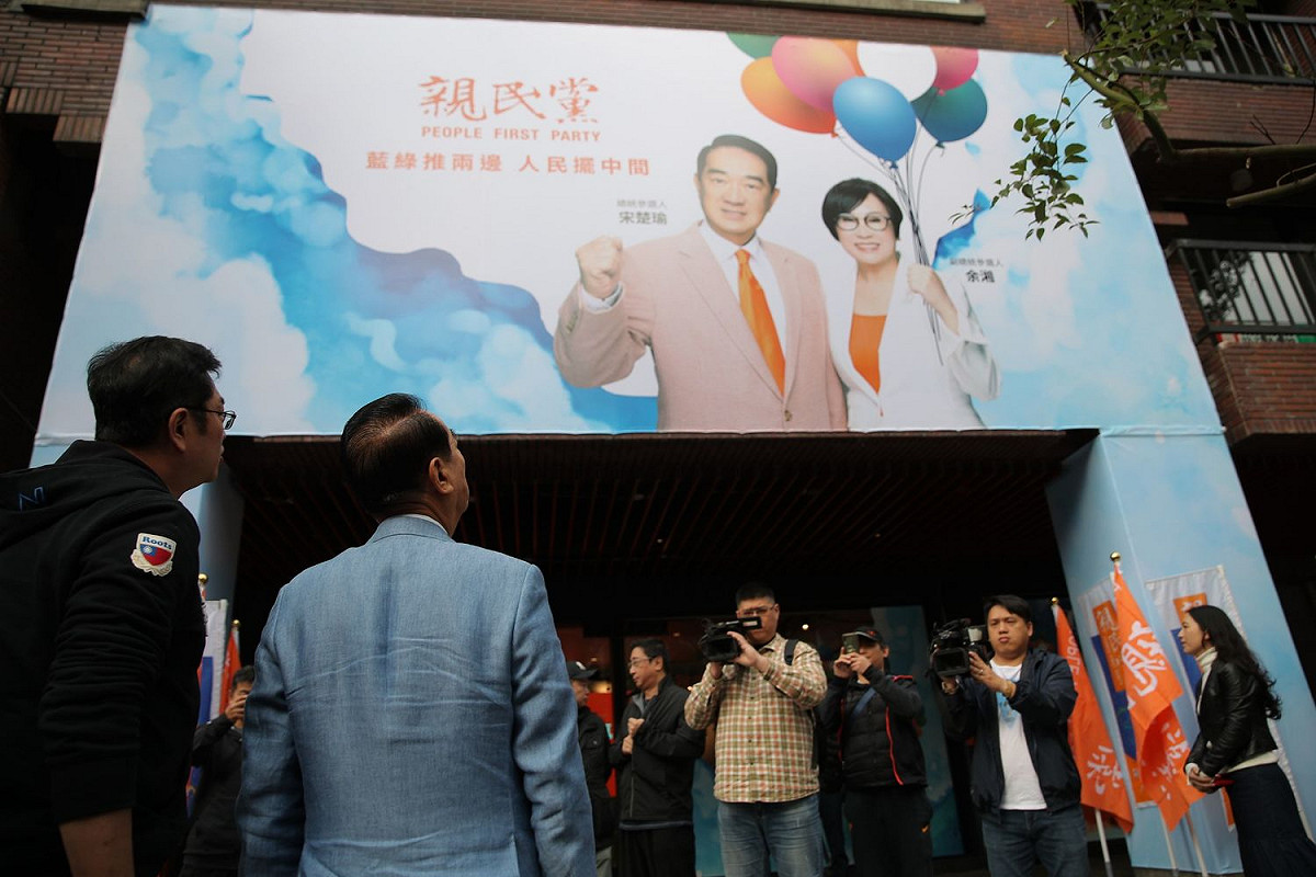 宋楚瑜競選總部位在仁愛路鬧區，主視覺有各種顏色氣球。 圖：親民黨/提供