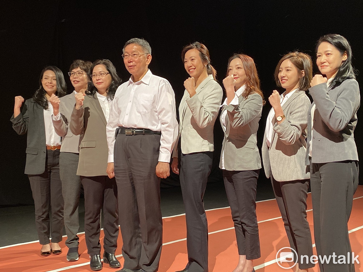 柯文哲早上與民眾黨7位女性不分區立委被提名人拍攝影片。 圖：周煊惠 ／攝