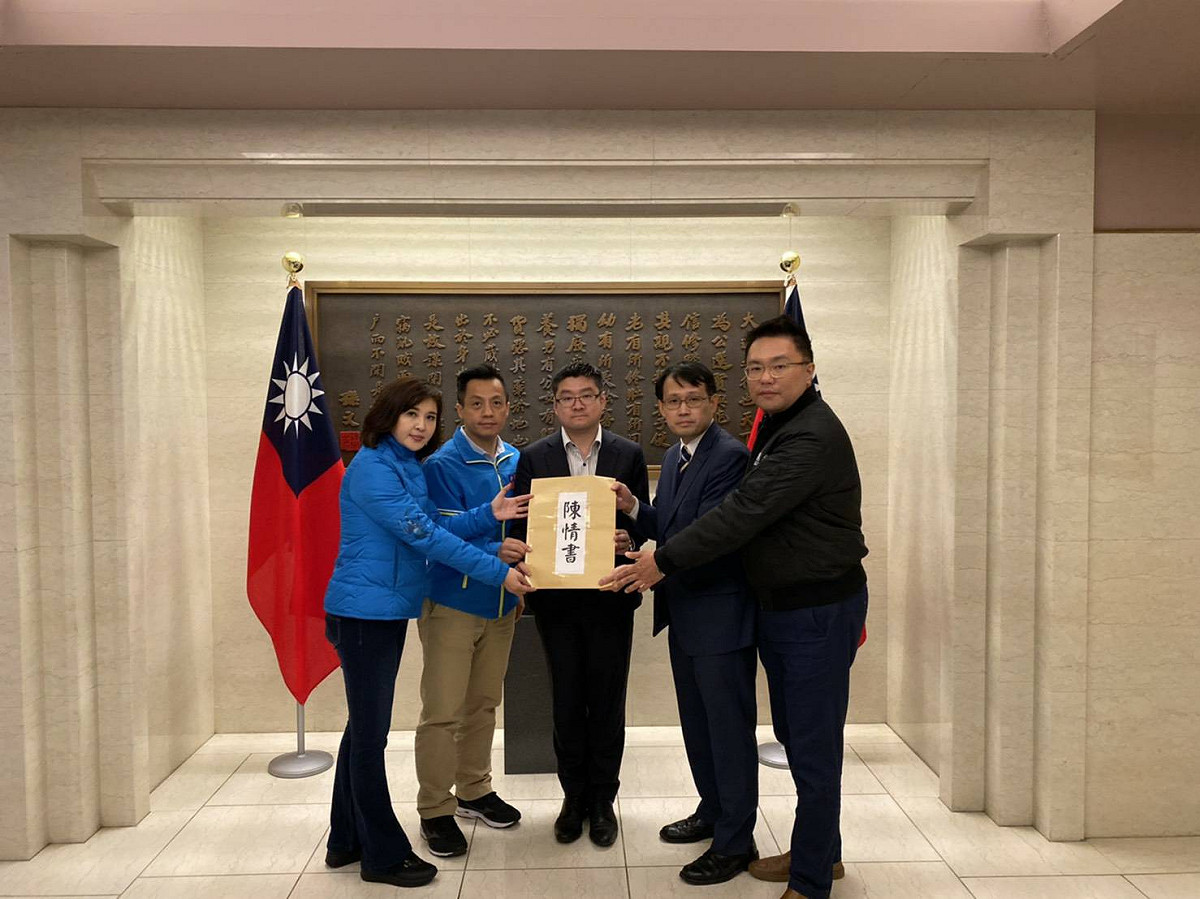 國民黨台北市議員王欣儀(左一)、李明賢(左二)、徐弘庭(中)與張斯綱(右一)，4日直飛東京，赴台北駐日經濟文化代表處「陳情」。右二為駐日代表處組長王瑞豐。 圖：國民黨提供