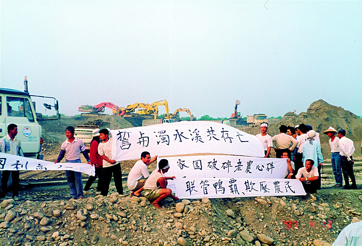 雲林民眾曾經曾拉布條，抗議砂石業者欺壓的行為。 圖：翻攝自蘇治芬臉書
