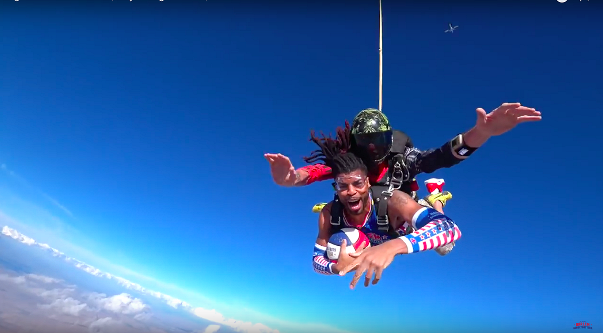 哈林籃球隊挑戰高空灌籃。 圖／擷取自Harlem Globetrotters YouTube頻道