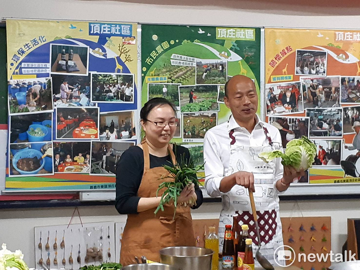 韓國瑜今天在嘉義市頂庄社區當起廚師。 圖：蔡坤龍/攝