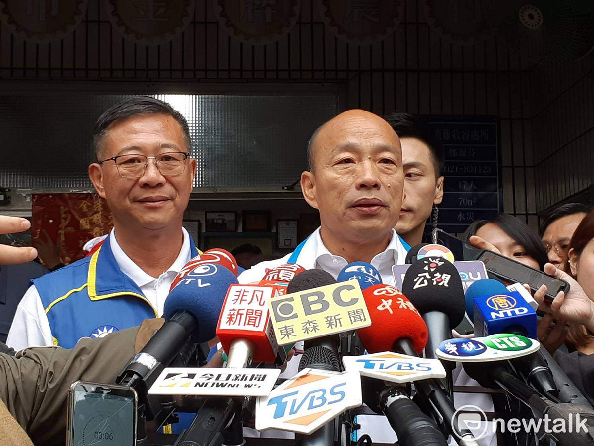 韓國瑜下廚前接受媒體訪問，強調網軍傷害台灣善良價值。 圖：蔡坤龍/攝