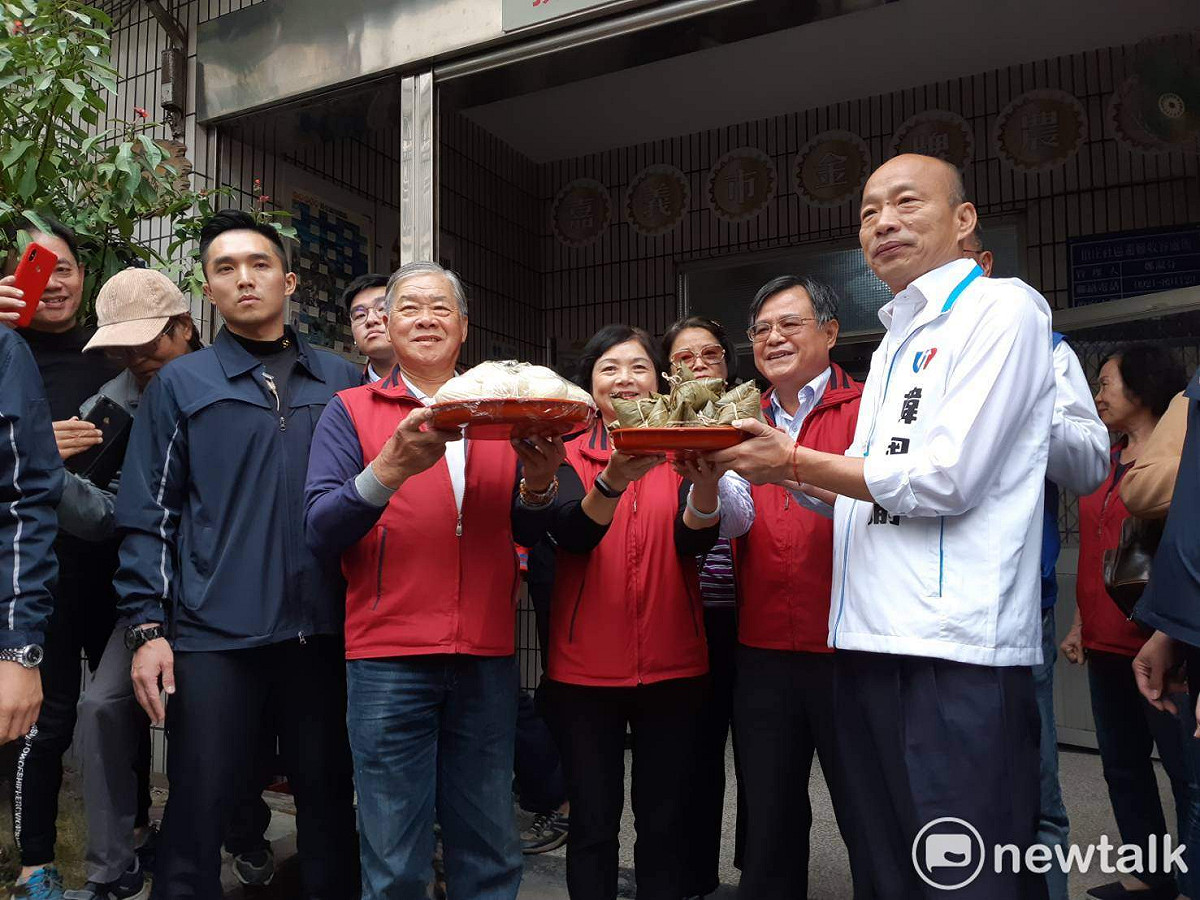韓國瑜接受嘉義市頂庄社區發展協會理事長莊天基致贈包子和粽子，預祝他「包中」。 圖：蔡坤龍/攝