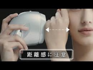日本美妝公司花王今天推出號稱全球首創噴射式保濕面膜。 圖 : 翻攝自youtube