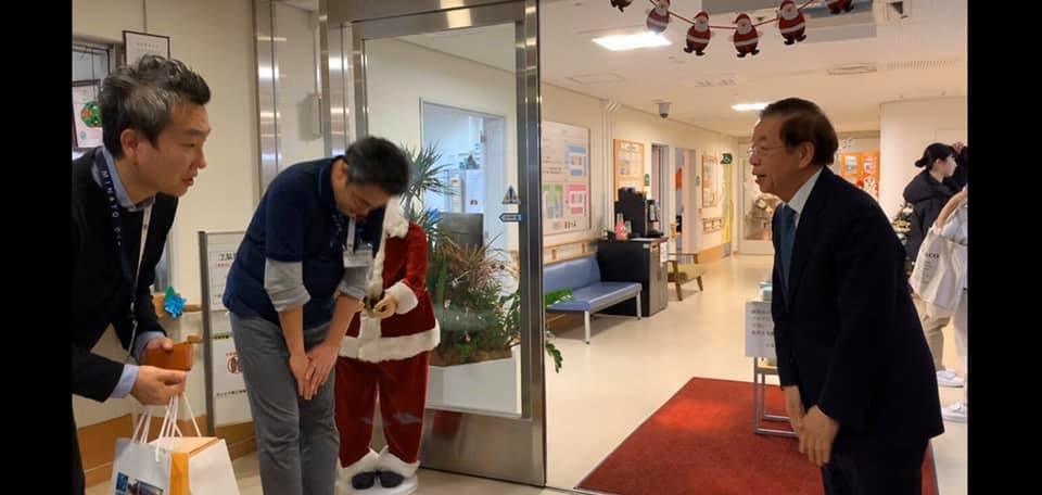 駐日代表謝長廷在國民黨市議員抗議後前往隔壁老人中心致歉。 圖：謝長廷臉書