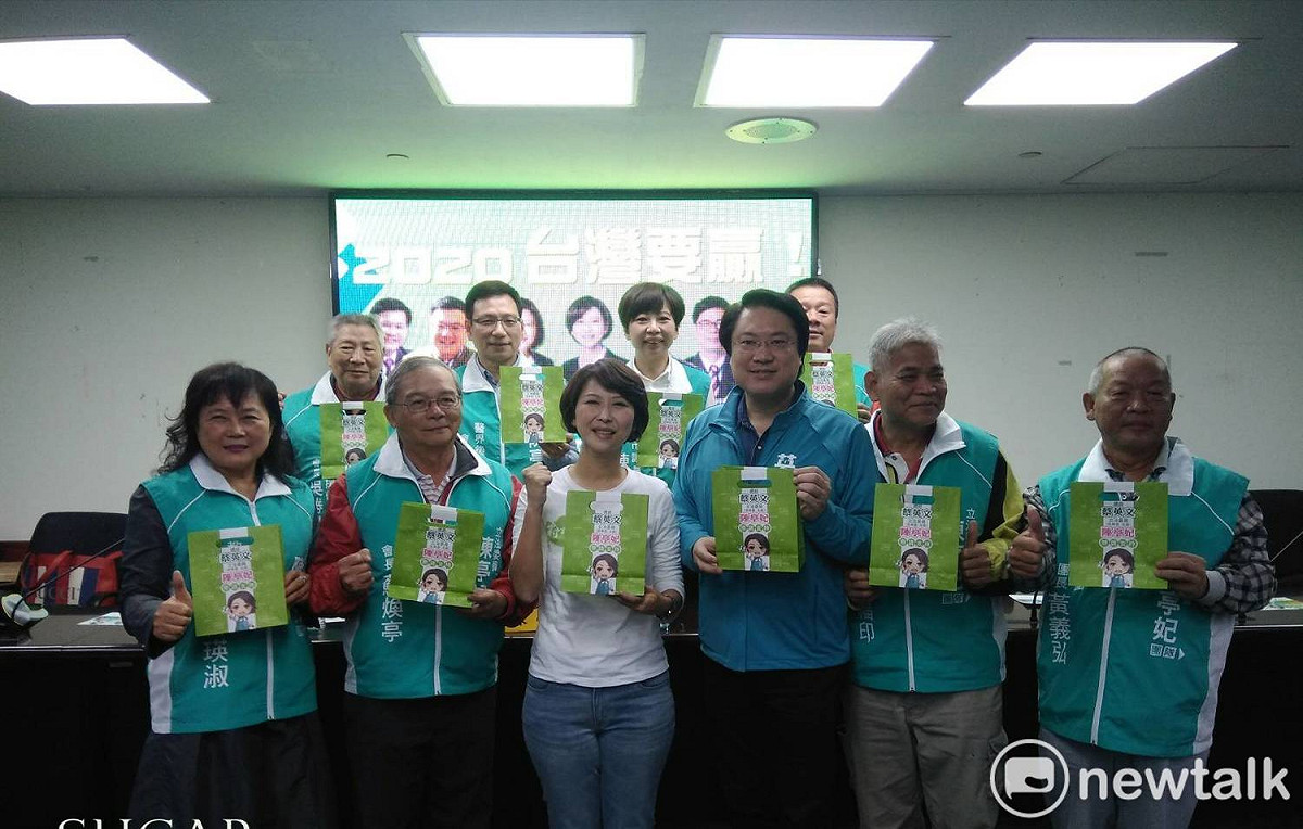 基隆市長林右昌南下與多位後援會長共同為陳亭妃加油，全力推荐拜託鄉親力挺國會評鑑第一名最接地氣的陳亭妃能高票連任。 圖：黃博郎／攝