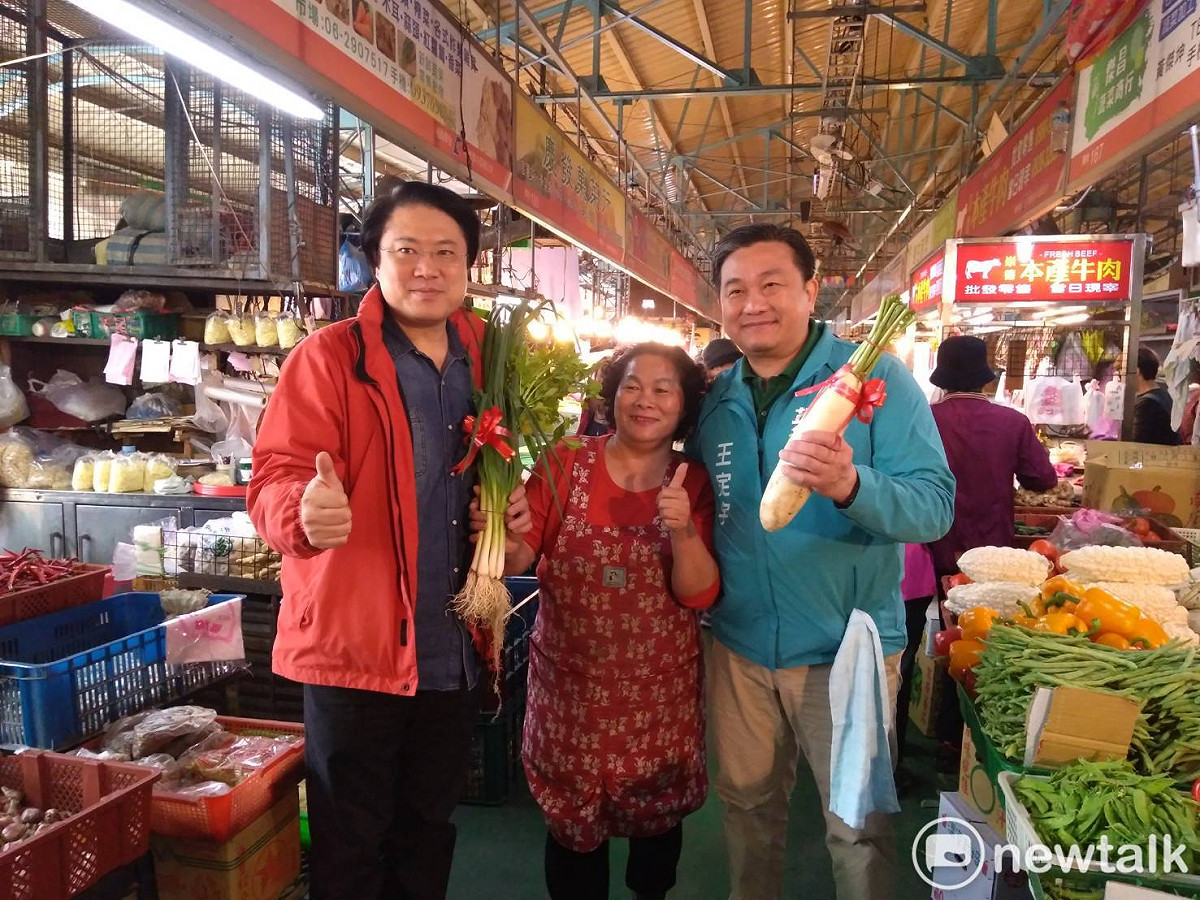 王定宇在林右昌陪同下，前往崇德市場掃街拜票，攤商反應熱烈。 圖：黃博郎／攝