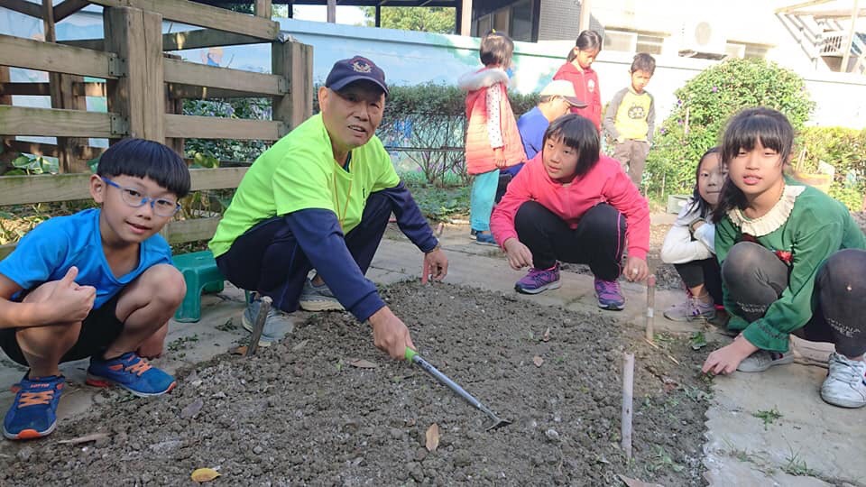新泰國小學生們由樂齡志工指導，一起種植農作物。 圖：新北市教育局/提供