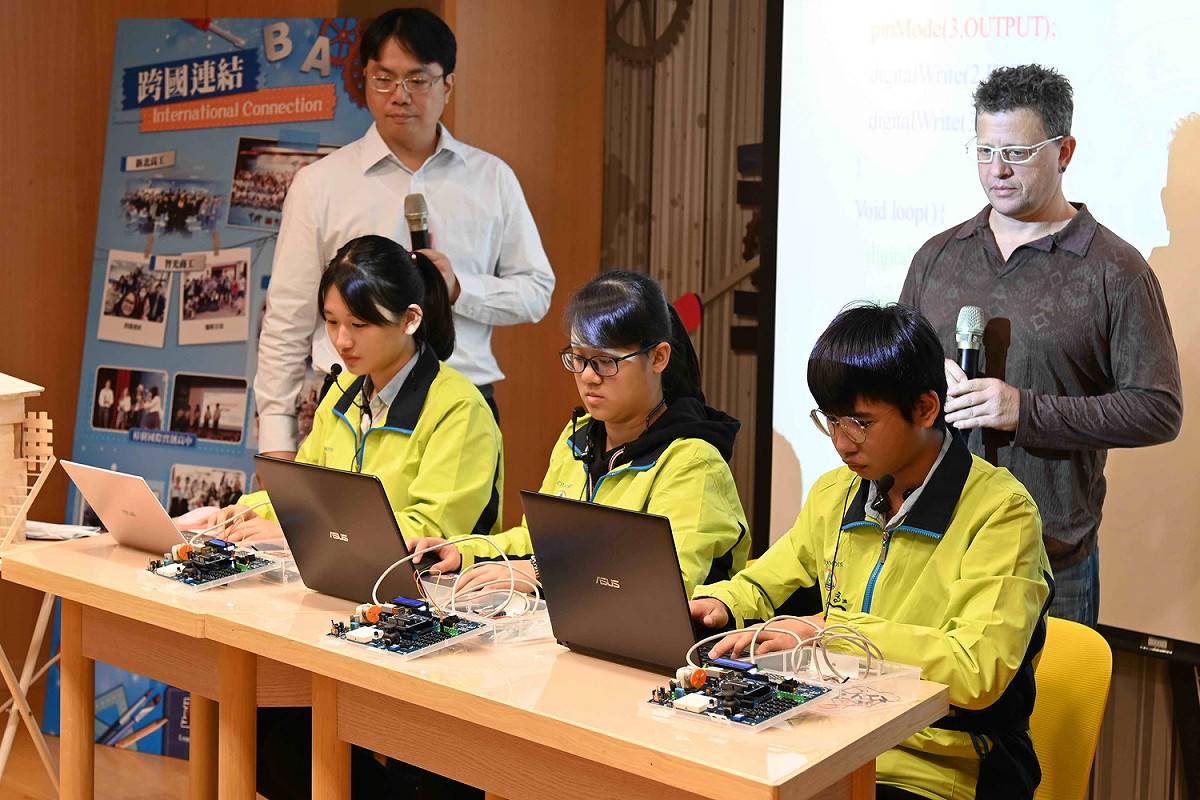 新北高工進行「智慧雲端居家節能監控系統」雙語示範教學。 圖：新北市教育局提供