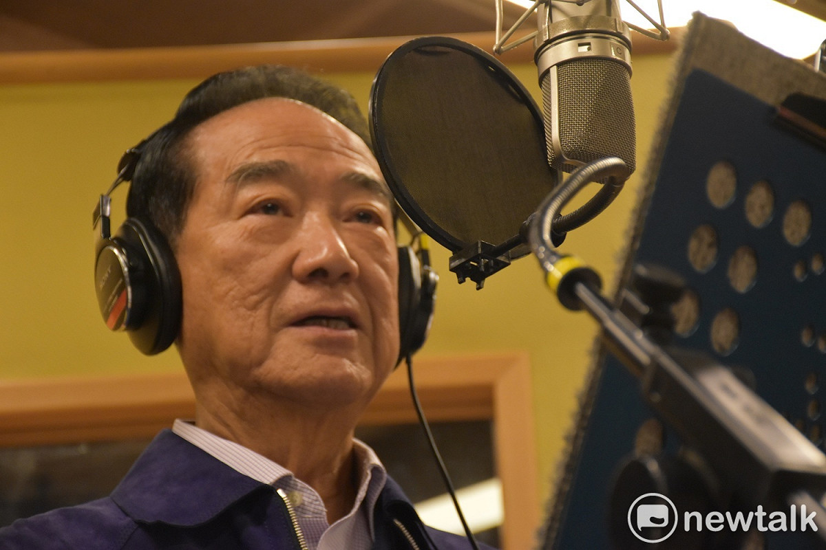 宋楚瑜到專業錄音室錄製支持者創做的競選歌曲。 圖：林昀真／攝