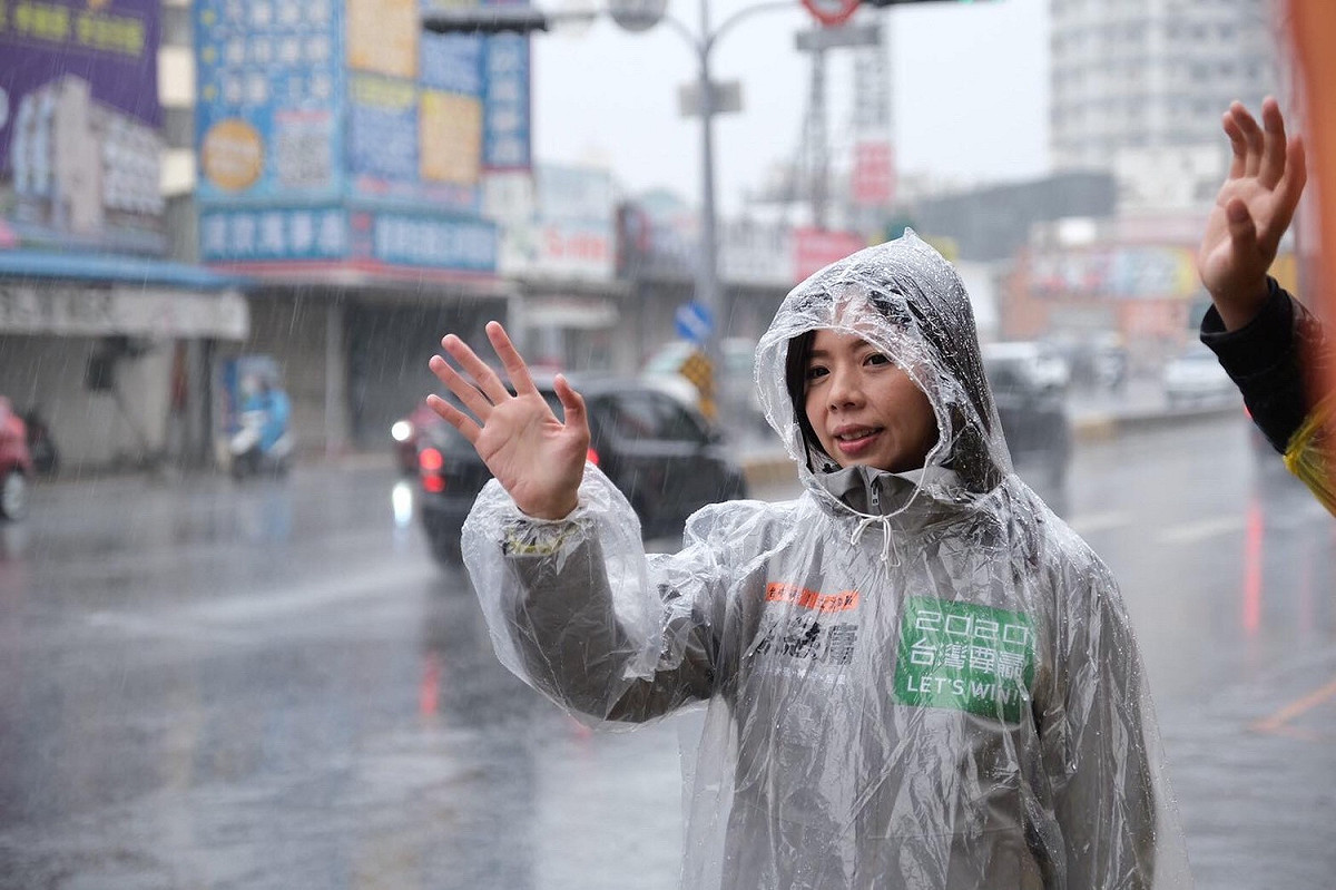 今日低溫降雨，洪慈庸仍未取消原訂行程在大雅區永和與中清路口向鄉親朋友打招呼 圖／洪慈庸辦公室提供