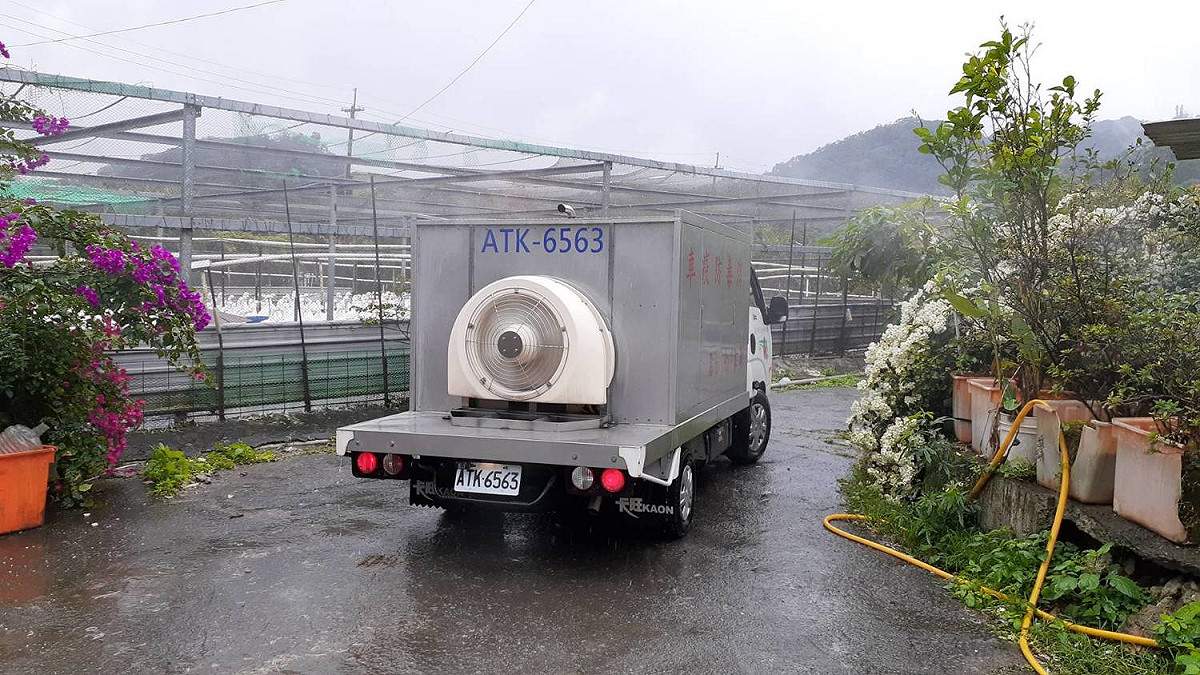 新北市動保處派出消毒車到養禽場進行環境消毒。 圖：新北市動保處/提供