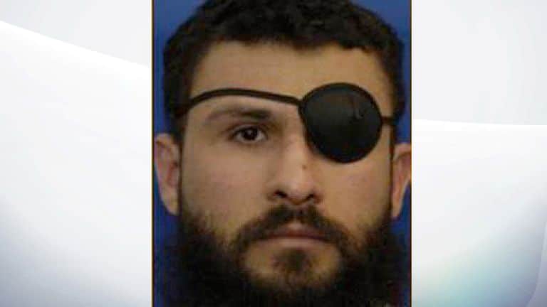 被人稱為朱貝達（Abu Zubaydah）的男子在關達那摩灣畫出酷刑素描，供他的律師、同時也是西藤山大學法學院教授丹博與部分指導學生合著的「美國如何刑求」。 圖 : 翻攝自cage.uk.org
