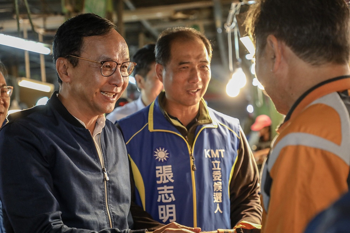 朱立倫陪同張志明在台東中央市場掃街拜票。 圖：朱立倫辦公室／提供