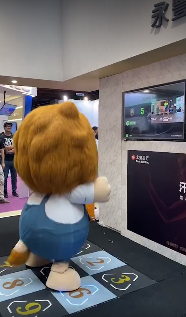永豐在部分分行試推出運動地墊，讓民眾來銀行辦理業務時，可以體驗「汗水換紅利」還能兼顧健康的樂趣。 圖：郜敏／攝