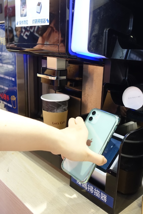 玉山銀行研發出智能咖啡機，只要把APP上的條碼對準機器一刷就可以自動煮咖啡，無需店員協助。 圖：郜敏／攝