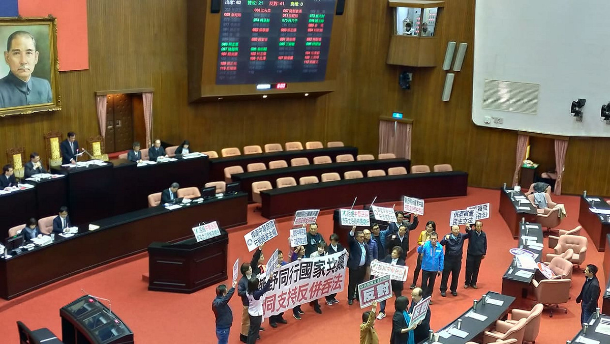 曾銘宗帶頭喊出「民進黨拒絕中華民國、蔡英文沒資格選總統」、「捍衛中華民國、守護國家主權」等語，不過，經表決後，綠營仍以人數優勢，封殺藍的提案。 圖:陳佩君/攝