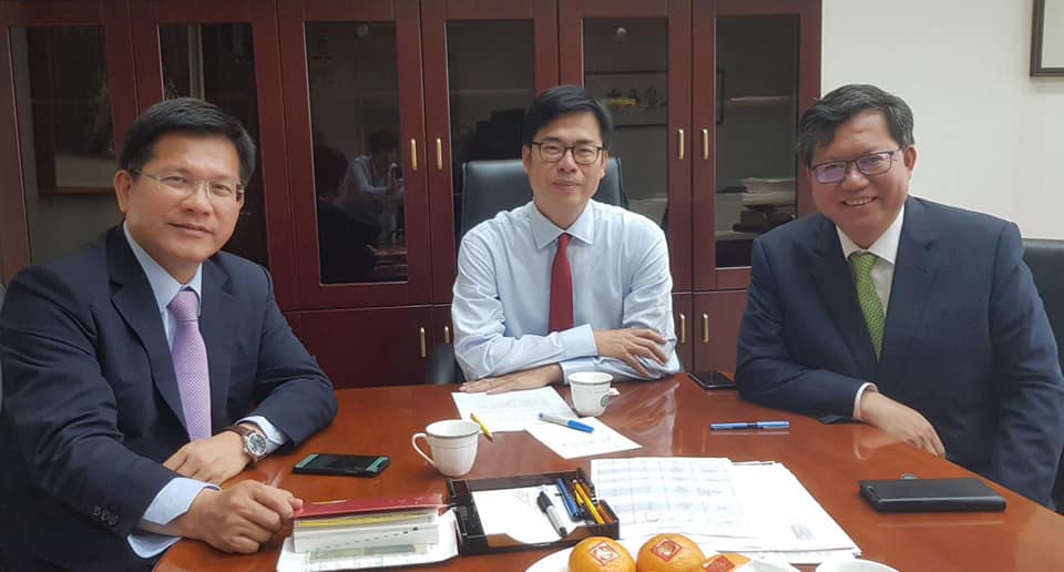 潘恆旭臉書PO出陳其邁粉專中的某張照片，要網友「仔細看」後方書櫃「左二鏡子」倒影入鏡的拍攝者是誰。 圖：翻攝潘恆旭臉書