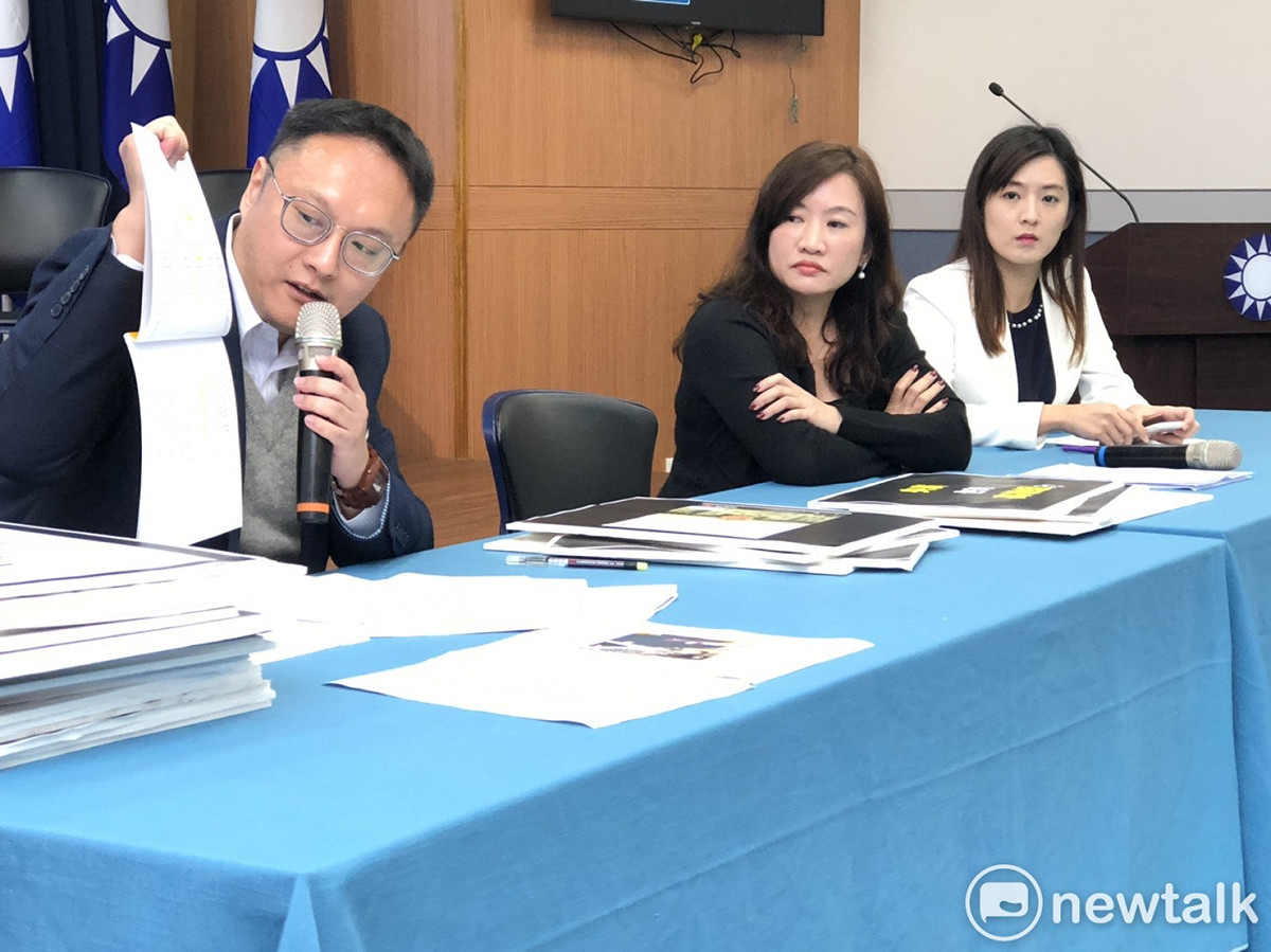 韓國瑜競選辦公室總發言人王淺秋（中）、韓競總發言人鄭照新（左）和發言人何庭歡（右）於今（6）天上午11時在國民黨中央黨部一樓媒體中心，召開「楊蕙如們?!黑韓網軍現形 抓到了！人民納稅錢拿來推播磨黑韓新聞」記者會。 圖：謝莉慧/攝（資料照）