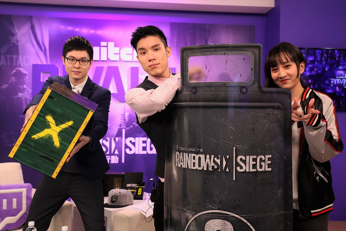 首屆Twitch Rivals登陸台灣，比賽項目為《虹彩六號：圍攻行動》照片為本次賽事主播賽評，左起為「Big Boss畢格波斯」、「易先生」及「小魚」。 圖：TESL提供