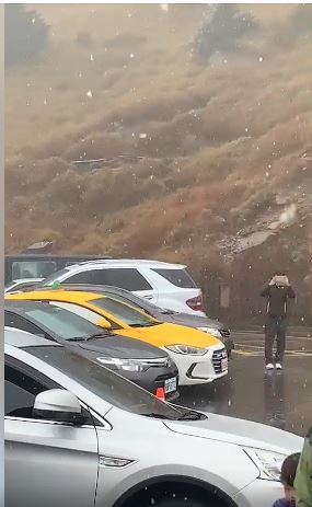 合歡山松雪樓開始飄雪了。 圖：翻攝自林閔政授權影片