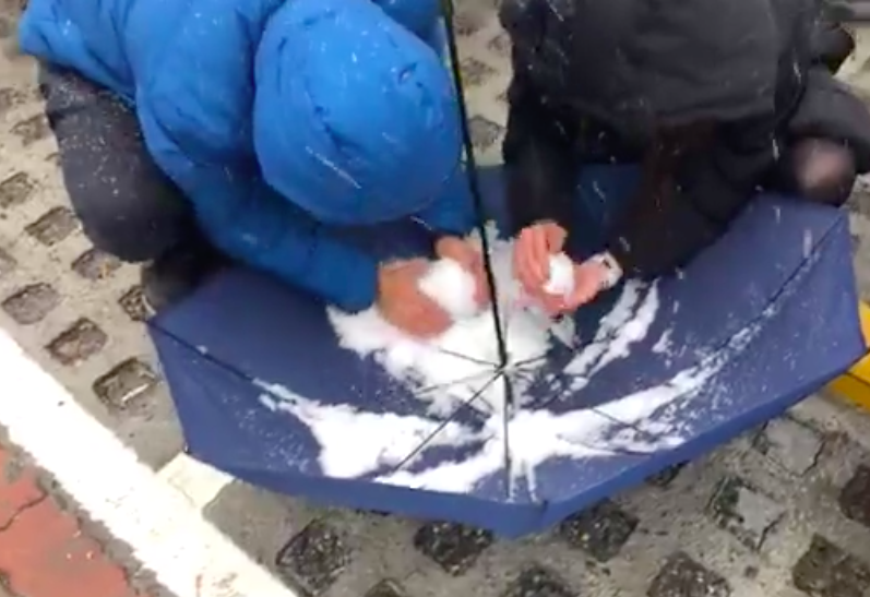 合歡山飄初雪，地面也開始積雪，甚至有民眾用傘蒐集雪，在現場堆起雪人！ 圖：網友江文正/授權提供
