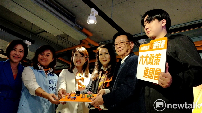 親民黨的５位郭家軍立委參選人合體，推出６大政策進軍國會。 圖：林昀真/攝