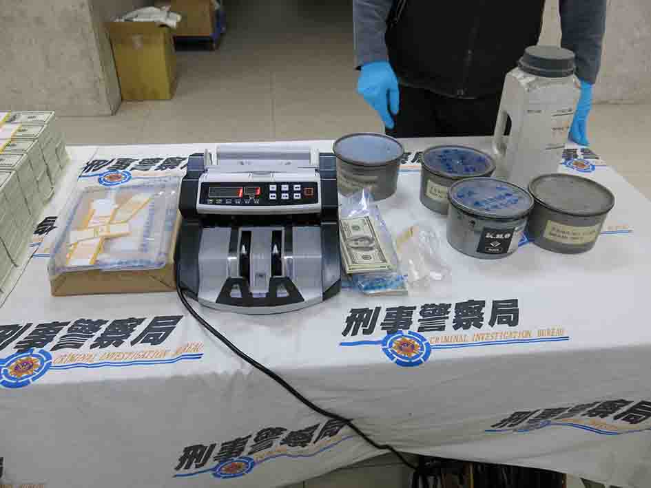 刑事局6日查獲印製百元假美鈔油墨原料。 圖：翻攝自刑事局網站