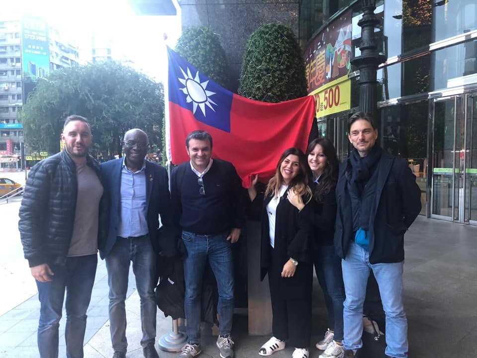 義大利前農業部長錢益友（左3）指出，台義關係應提升到政府層級，並呼籲「現在是義大利正式外交承認中華民國的時候了」。 圖：翻攝Gian Marco Centinaio臉書