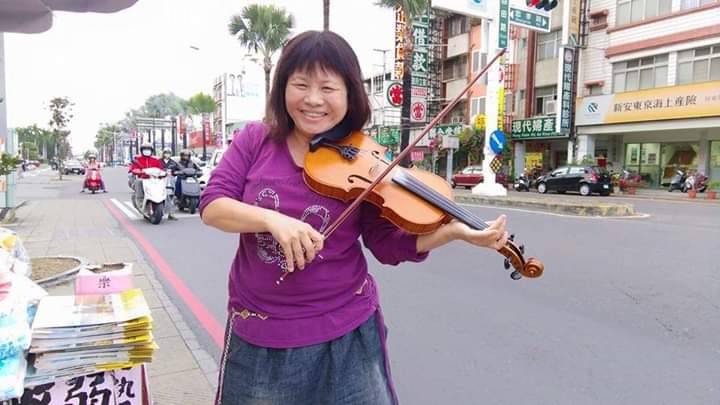 蔣月惠為籌措羅騰園經費，常上街頭拉小提琴擺攤義賣。 圖：翻攝蔣月惠臉書