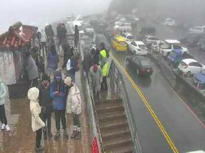 今日上午11時30分合歡山已僅剩殘雪，但車流與民眾仍多。 圖：擷取自公路總局官網