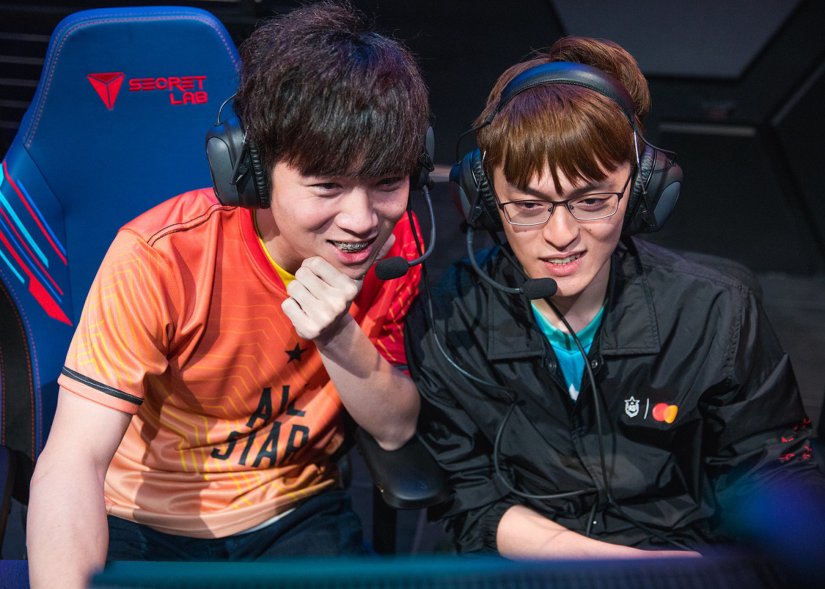 MMD（左）、FoFo（右）組成「FoMo」組合，拿下混合組隊賽勝利。 圖：翻攝LoL eSports Photo Flickr