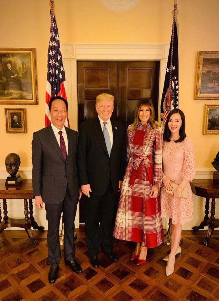 郭台銘貼出與川普和美國第一夫人梅蘭妮亞（Melania Trump）的合照。 圖/翻攝自郭台銘臉書