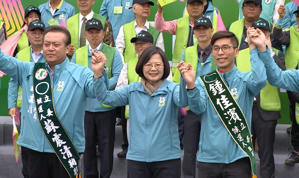 蔡英文呼籲，這次選舉一定都要去投票，展現台灣人的決心與意志。 圖：截圖自蔡英文臉書直播