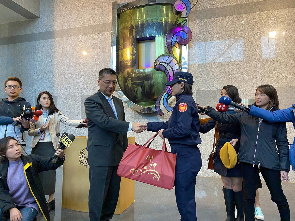 內政部長徐國勇今赴保六總隊慰問女警。 圖：內政部 / 提供