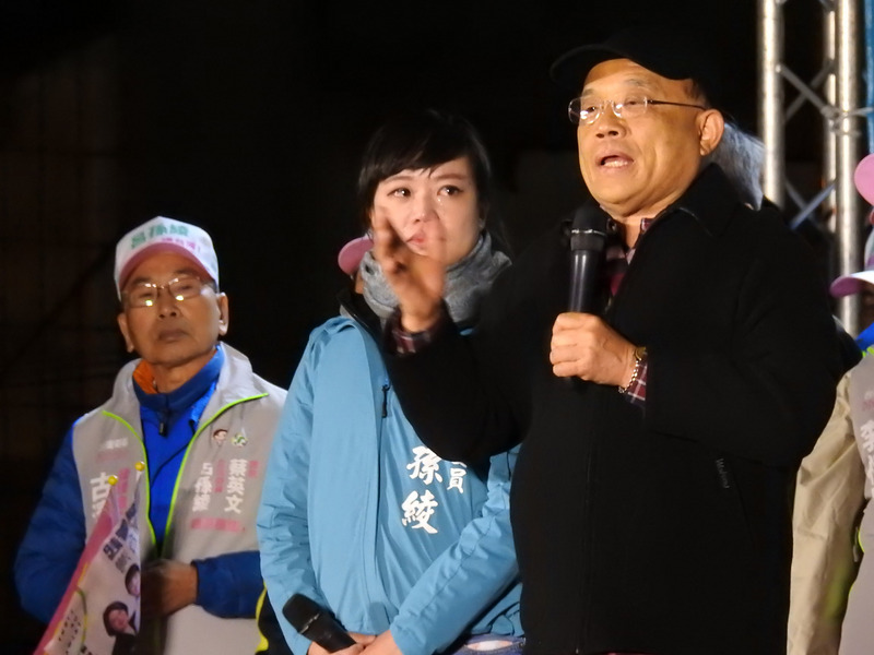 行政院長蘇貞昌（右）7日晚間在寒風中抱病為民進黨籍新北市第1選區立委參選人呂孫綾（右2）助選，讓呂孫綾感動到飆淚。 圖/中央社提供
