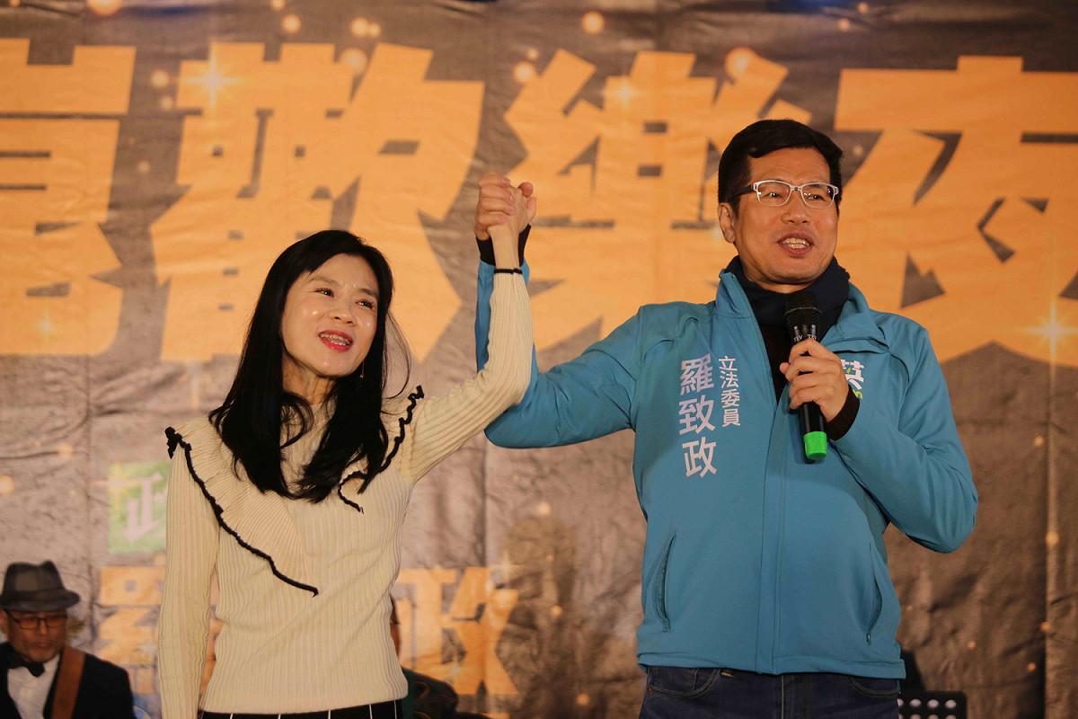 羅致政和妻子陳亮吟在音樂晚會合唱「夢中的情話」，讓台下民眾嗨爆。                                                            圖：羅致政競總提供