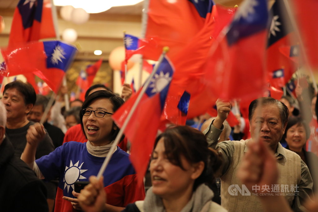 大華府韓國瑜後援會及大華府僑學界韓國瑜後援會7日舉辦僑宴，歡迎國民黨總統參選人韓國瑜妻子李佳芬的來訪。現場數百名支持者熱情搖著中華民國國旗，高喊李佳芬加油、韓國瑜當選。 圖/中央社