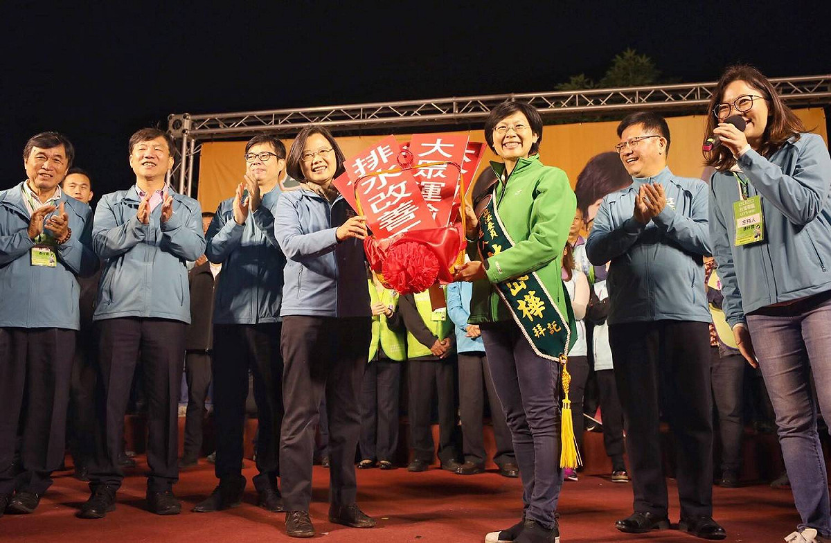 蔡英文(前左)南下高雄為林岱樺打氣。 圖：蔡英文高雄市競總／提供